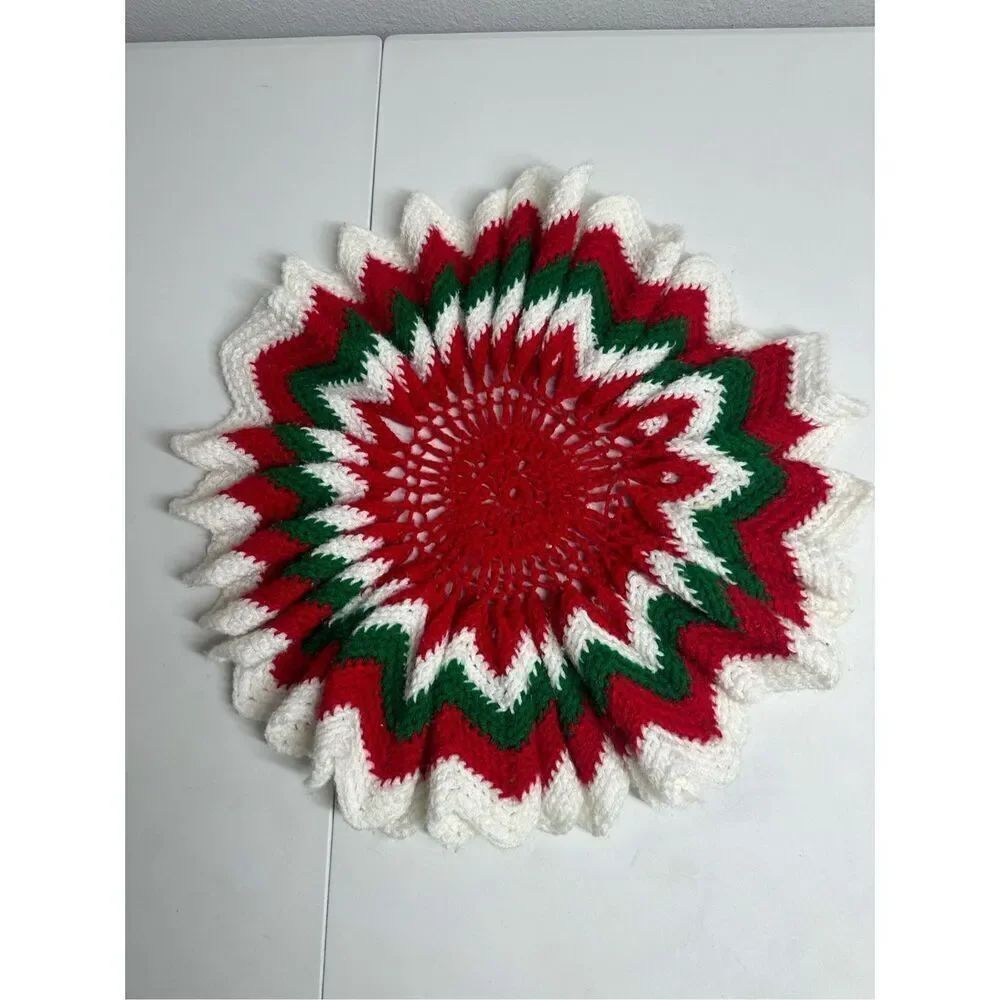 Vintage Handmade Christmas Crochet Ruffled Doily Doily Red White Green 18”